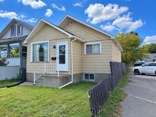 819 May Street North Thunder Bay ON